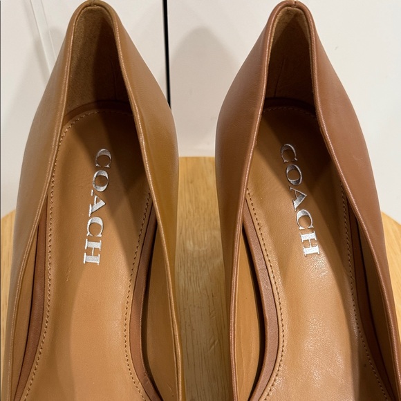 COACH LAURI POINTED-TOE-PUMPS 9.5 Tan Horse-Bit Signature turnlock hardware. - Picture 9 of 11